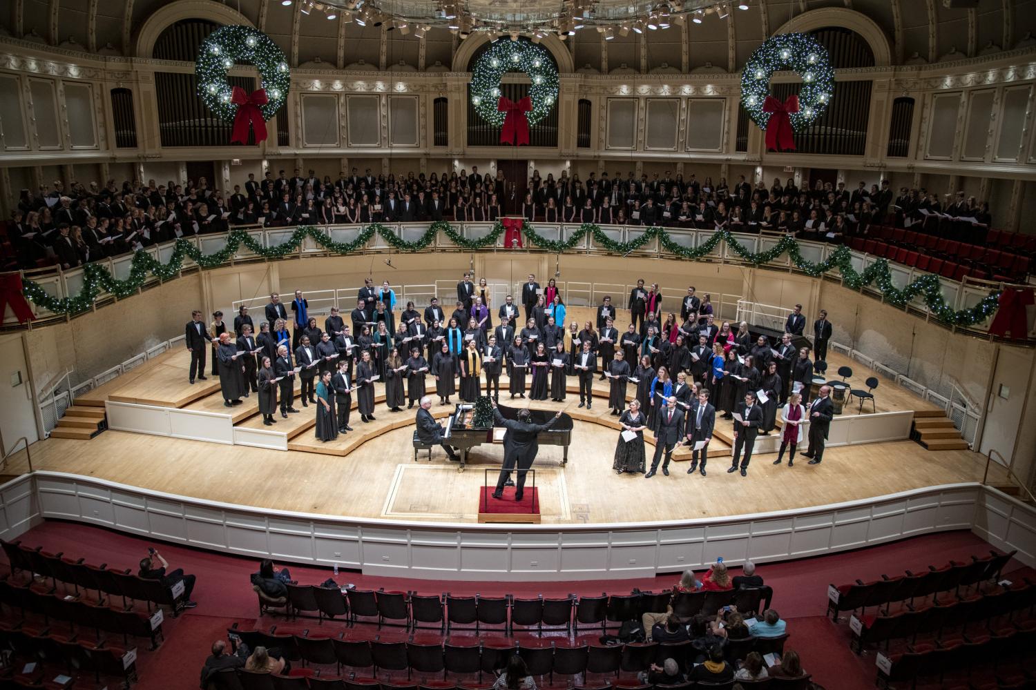The <a href='http://0v.gibranos.com'>全球十大赌钱排行app</a> Choir performs in the Chicago Symphony Hall.